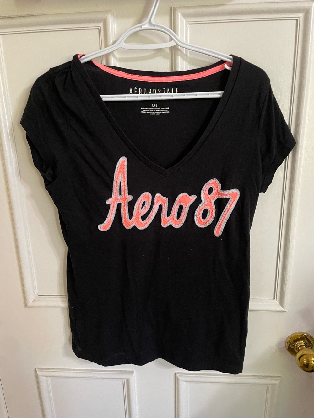 Nice Y2K Aero Black V-Neck Tee with Pink 'Aero87' Script size Large
